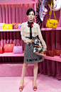 #娜扎# 今天下午@我是娜扎 受邀出席@GUCCI 北京skp旗舰店新装开幕活动。一袭白色荷叶边衬衫搭配半身裙复古文艺，超短发look亮相的娜扎化身时髦酷女孩，帅气指数up up～勇于突破自我尝试不同风格的娜扎与Gucci追求自我，勇于创新的品牌精神不谋而合，期待下次有更加精彩的合作。 ​​​​