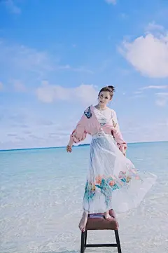 凭什么林允欧阳娜娜关晓彤这些流量小花集体为海报美妆大赏打Call？
