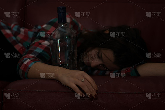 醉酒女瘾君子