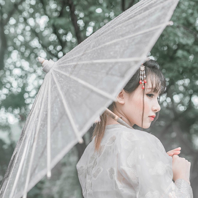 天青色等烟雨，而我在等你。

摄影 | ...