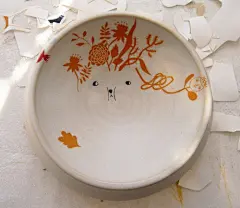 对于各种有着手绘图案的事物，女孩纸们总会喜欢的不能自控，每每路过超市的杯盘区也会停下脚步研究一番。似乎什么东西都开始与手绘挂钩，路边的手绘布鞋，海边景点的手绘贝壳，在这个艺术品批量生产的机器化时代，手绘与手工越来越受到追捧，甚至是人为不可避免的瑕疵，也能够体现出事物的原创性与独特性。

卡米拉是个瑞典的插画师，她善于在各种材料上发挥自己的想象力与插画功底，看似简单的几笔绘画，却颇有神韵，而在陶瓷材质的杯盘，杯盖上作画则是她的日常娱乐。卡米拉最经常使用的颜色主要是黑白及红，橙，蓝，低调的用色总是给人清新之感