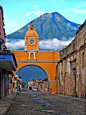 街道，圣卡塔利娜修道院，阿瓜火山。安提瓜，危地马拉。