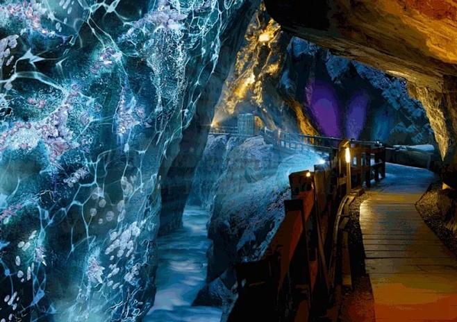 在瑞士阿尔卑斯山附近有一个美丽的洞窟：塔...