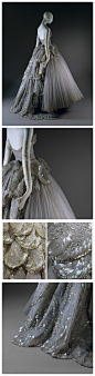 Christian Dior 于1949年设计的一款以古罗马神话为灵感的晚装，名为“Venus”。露背宽摆纱裙，前胸形似张开的贝壳，后裙摆上宛如花瓣又似海水波纹的衣片层层叠落。衣片乃是网纱上缝缀大量羽毛形珠母片、小亮片和水钻而成，模仿维纳斯诞生时海浪激起的闪亮白色泡沫。 ​