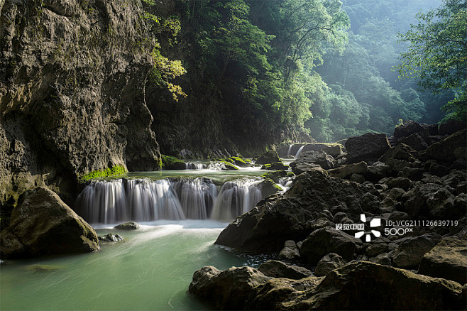 山谷里的小溪