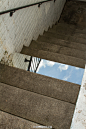 台阶上铺了面镜子，造成神妙的视觉效果，仿佛踩在天阶，向下窥视。