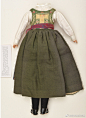挪威  传统服饰的娃衣
太可爱了~远看还以为是正常比例的衣服~ ​​​​