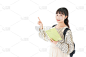 女学生用微笑指着校服