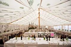 【图】古城堡中的完美仪式！摄影师Rachel Chandler与造型师Tom Guinness的英国乡村婚礼，新娘披海德·艾克曼嫁衣_第2页_名流婚礼_海报时尚网