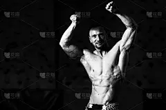 肌肉男在健身房锻炼肌肉