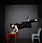 人,桌子,技术,影棚拍摄,住宅房间_532841003_Man balancing on table while working on laptop_创意图片_Getty Images China