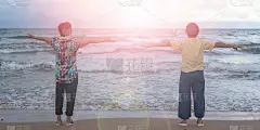 亚洲快乐老年妇女家庭锻炼瑜伽在日落夏季海滩。老年人健康生活方式的保健理念。