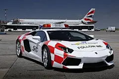 [Aventador领航车 博洛尼亚机场新风景] 兰博基尼很喜欢入侵机场，尤其适逢50周年庆典，显得尤为频繁。在2013年1月份，他们在迈阿密国际机场耀武扬威，让一排Aventador跟波音飞机一起摆Pose拍照。现在，大牛们又来到了博洛尼亚机场，成为飞机的领航车。博洛尼亚机场距离兰博基尼工厂约30分钟车程。据外媒称，在5月6日至19日间，经过专门培训的机场工作人员会驾驶兰博基尼Aventador引导飞机来到各自的登机口。车身涂装非常靓丽显眼，再加上轰鸣的发动机声，很容易能让......