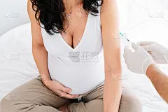 年轻孕妇接受医务人员的冠状病毒、covid - 19疫苗。概念医疗保健和孕期保健