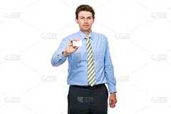 一位年轻的商人展示了他的名片，被孤立在白色的上面