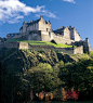 爱丁堡城堡（Edinburgh Castle）苏格兰风情的缩影。 位于爱丁堡市中心的一座海拔100多米的死火山岩顶上，地势险峻、气势磅礴，一面斜坡、三面悬崖，因此在市中心各个角落都能很明显地看到古堡。爱丁堡古堡是苏格兰的精神象征，它的建成时间比爱丁堡市区还早七个世纪。爱丁堡还曾是苏格兰的政治文化中心，因此它经历了苏格兰漫长历史斗争的痛苦和沧桑。