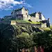 爱丁堡城堡（Edinburgh Castle）苏格兰风情的缩影。 位于爱丁堡市中心的一座海拔100多米的死火山岩顶上，地势险峻、气势磅礴，一面斜坡、三面悬崖，因此在市中心各个角落都能很明显地看到古堡。爱丁堡古堡是苏格兰的精神象征，它的建成时间比爱丁堡市区还早七个世纪。爱丁堡还曾是苏格兰的政治文化中心，因此它经历了苏格兰漫长历史斗争的痛苦和沧桑。