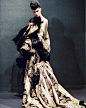 设计鬼才精彩设计大回顾：Givenchy 1996年秋冬高级定制 约翰·加利亚诺 (John Galliano)关注时尚 关注搭配 关注@MZ教你完美搭配 #潮人# #时尚# #欧美#