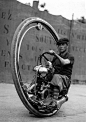 图片中的这辆独轮摩托车由Motoruota设计制造，该公司由意大利米兰电工Davide Cislaghi创建，他在1923年创建了一辆原型摩托车，并在1924年在法国申请了专利。专利提到了他的倾斜机制，并建立了这种独轮摩托车的机械构架，为接下来的十年奠定了技术基础。这种车最少出现过2-3个版本，高度为1.45米，采用空气冷却的单缸引擎驱动，三速变数箱。曾在1927年的罗马和1932年的巴黎走红