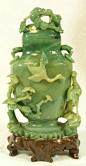 中国翡翠雕刻带盖花瓶养的花和鸟的设计