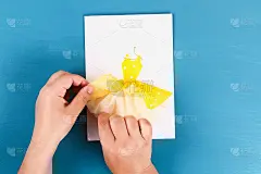 Diy母亲节贺卡与纸餐巾连衣裙和鲜花装饰。