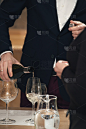 品酒师在品酒时将葡萄酒倒入玻璃杯