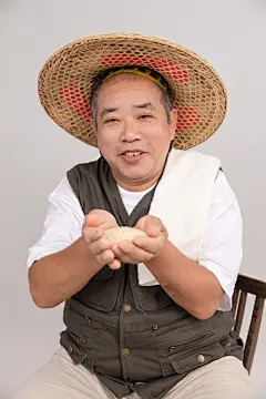 稻米稻香手捧大米农民人物摄影图片