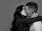 吻|来自德国的摄影师Ben Lamberty无意中拍摄到一张夫妇接吻的照片，他觉得这张照片非常酷，于是决定拍摄以亲吻为主题的系列作品。这一系列作品被刊登在2013年12月的德国时代杂志，这组接吻照片也被配上了浪漫的背景音乐，来自披头士乐队1967年的作品《All you need is Love》。http://t.cn/RPXMMVy