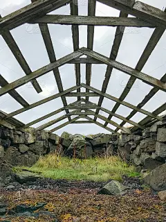 冰岛的船屋，西峡湾的老建筑，屋顶被风吹走
