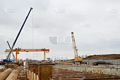 一个施工现场用专业的设备和吊车在建设现代化的地铁地铁车站期间在大都市的大城市