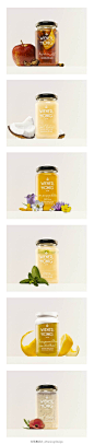 #轻创意# Wiener Honig蜂蜜包装设计。Wiener Honig是专业生产有机蜂蜜的品牌，总部设在维也纳。新包装设计突出了产品的美感，简单的不同的颜色和纹理的品种，体现蜂蜜的特性，不言自明。由奥地利 Werner Singer 设计。