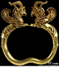 格里芬/对兽金臂镯（Griffins-head Armlet ），公元前4~5世纪波斯出土。中国双头镯的远亲。