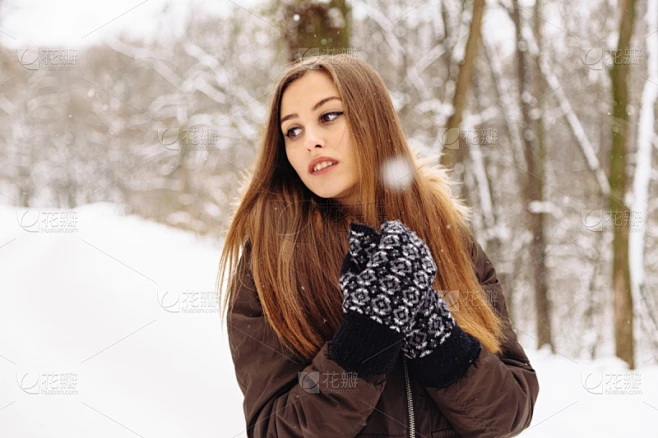 冬天,女人,森林,雪,衣服,美,水平画幅,美人,户外,白人素材-花瓣网