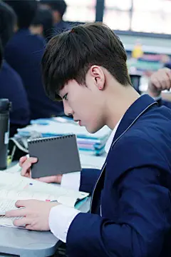 鹿晗。我去上学了#exo##朴灿烈##吴世勋##鹿晗##边伯贤##吴亦凡##张艺兴##金俊绵##金钟大##金钟仁##黄子韬#壁纸