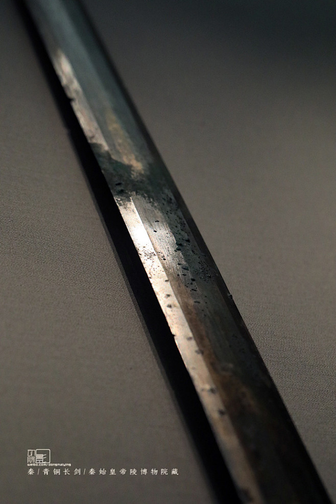 八棱青铜剑出土青铜兵器展兵马俑铜剑秦俑坑出土的剑兵马俑弯曲青铜剑