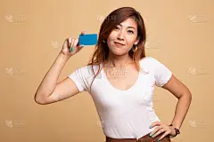 年轻的亚洲女人拿着空白卡片。