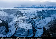 冬季巴音沟大峡谷 天山山脉 雪山积雪 白雪皑皑 沟壑纵横 巍峨壮阔 大气磅礴 浑厚坦荡 崇山峻岭 群山重叠 几何韵律 肌理纹路 丘陵风光画卷 横看成岭侧成峰 新疆乌苏塔城地区
