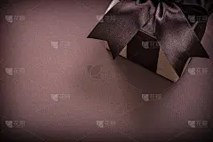 礼品盒上的棕色表面水平版假日概念