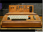 1975年6月29日，由斯蒂夫·沃兹尼亚克在惠普公司办公室手工打造而成，模样像打字机。主版裸露在外，需连接电视机做为显示器，与现在的个人电脑相较之下功能也很有限。