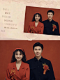 拍了爸妈同款80年代的婚纱照❤️成片真的绝了❗️/成都婚纱照 - 穿爸妈年轻时的衣服拍了组婚纱照❤️ 像极了父母爱情喜庆又甜蜜！ 好像一下回到了爸妈那个年代 - 红色的西装裙+时髦的卷发加上红发箍 简约帅气的黑色中山装 两人胸前显眼的大红花把仪式感瞬间拉满 - 镜头下俏皮又有趣的各种互动 喜庆中带着对旧时光的怀念 泛黄的色调营造浓浓的年代感 用朴实无华的爱情去感受父辈爱情的美好 拍摄同款婚纱照：@源画摄影 @成都源画摄影 /