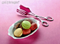 饼干,碗,挨着,曲奇,食品_gic7267632_Different types of macaroons in a porcelain dish with a pair of tongs next to it_创意图片_Getty Images China