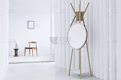 白色走廊里的镜子