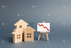 三栋木头房子和一张象征价值下跌的海报。资产流动性和吸引力低。降低租金或买房的成本。概念房地产价值下降