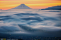 早晨富士山的云海，藏在下面的城市正在苏醒