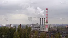 高耸的管道在城市上空冒烟