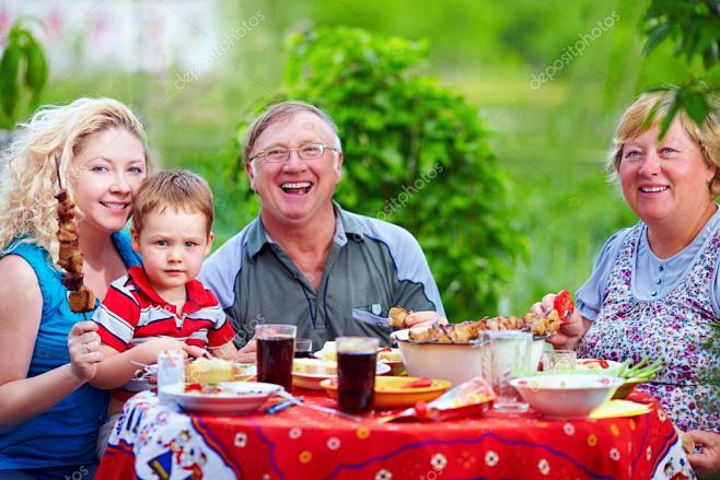 幸福的家庭一起在野餐，丰富多彩的户外活动