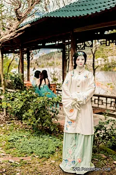 Largest Porcelain Doll世界最大陶瓷人偶，属于WQ Porcelain Doll，是由省工艺美术师汪楚和邓嘉琦共同创造的艺术陶瓷人偶品牌，源自中国景德镇，极具东方艺术特色。人偶采用了球关节的结构理论，四肢及躯干还有各个关节是均为瓷制成，以景德镇传统制瓷技艺，高温细白瓷为载体，纷繁多样的陶瓷技法为特色，呈现出肤若凝脂，美轮美奂的瓷制人形，是陶瓷艺术与人偶形态的完美融合。