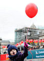 在英国首都伦敦市中心的特拉法尔加广场，一名儿童挥舞气球。