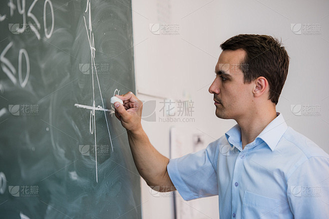 年轻的老师或学生在黑板上画三角形
