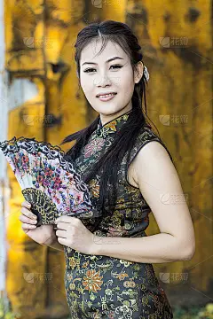 中国女孩穿着中国传统旗袍祝福